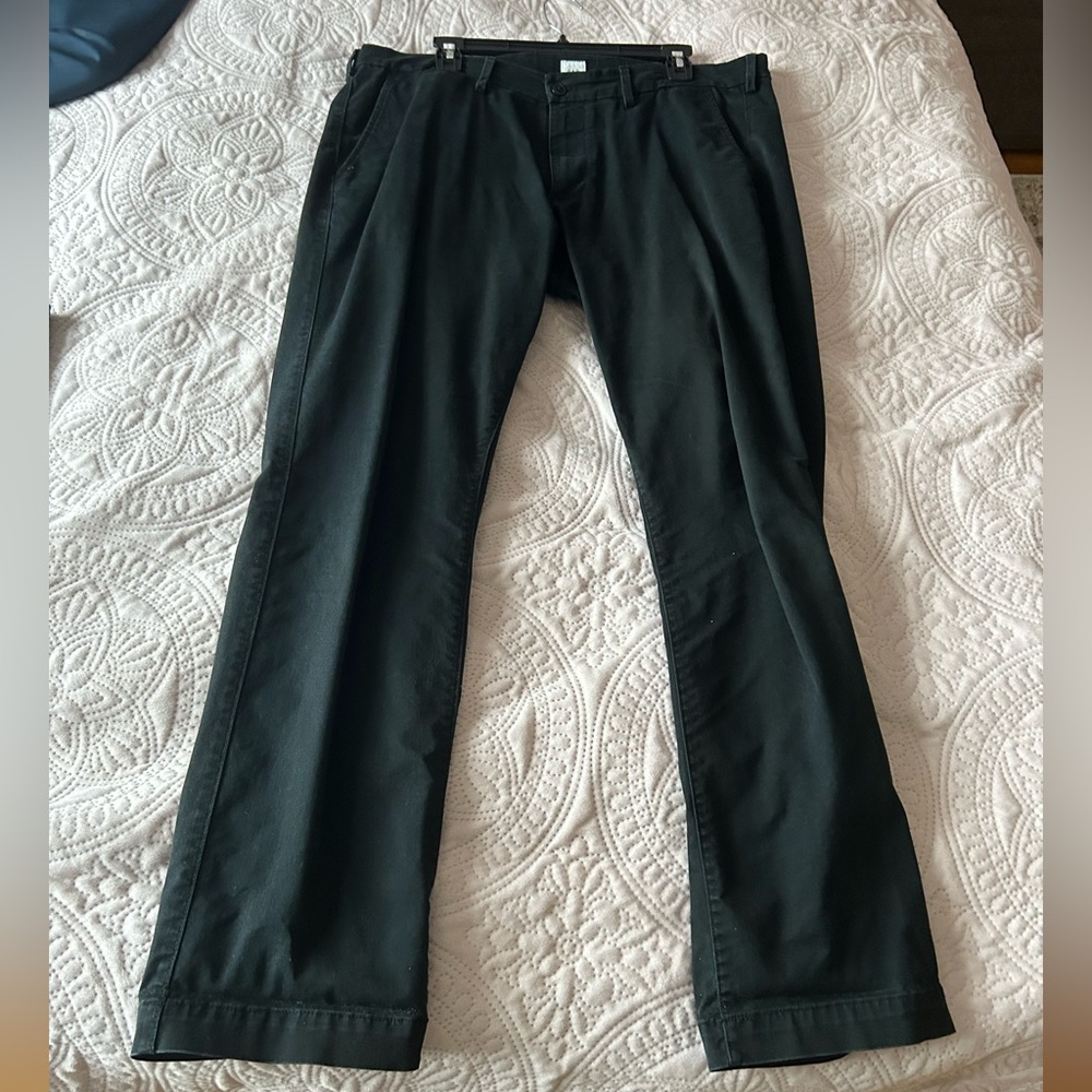 GAP classic Cargo pants! 36x32. Great condition! Black Color! Buy today!